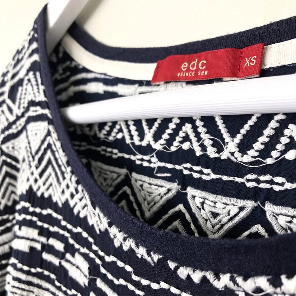 ESPRIT Aztec Embroidered Cotton Blend Cap Sleeve Tee Top Navy White Sz XS - Picture 8 of 10